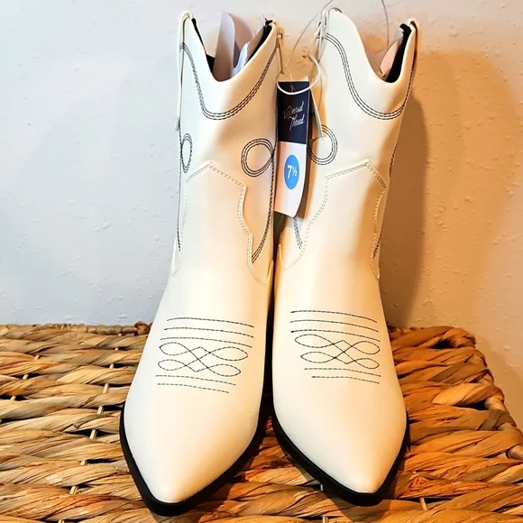 NWT Universal Threads Women's White Western Healed Side Zip Cowboy Boots Sz.7.5 - Picture 4 of 7